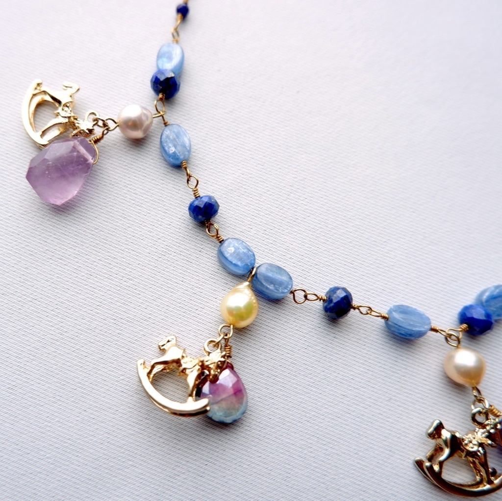 煌めく宵の回転木馬ネックレス