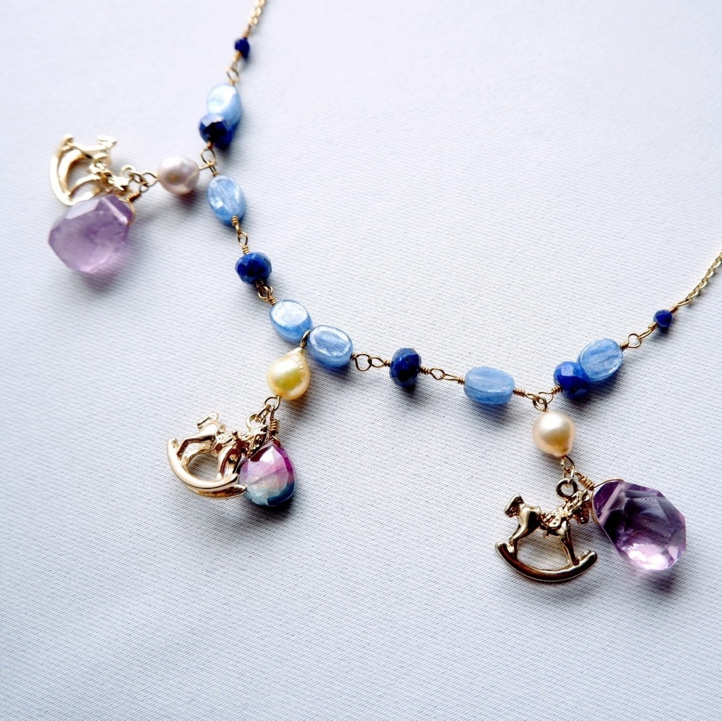 煌めく宵の回転木馬ネックレス