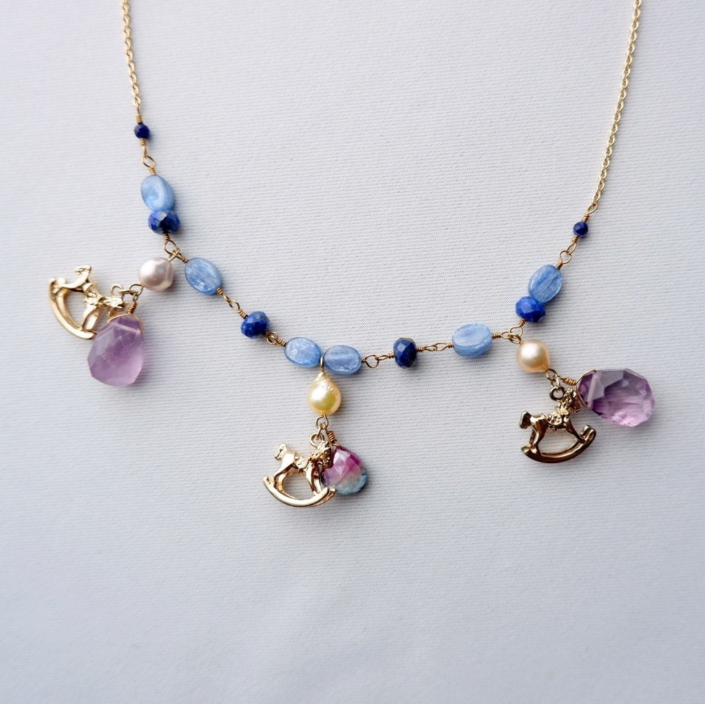 煌めく宵の回転木馬ネックレス