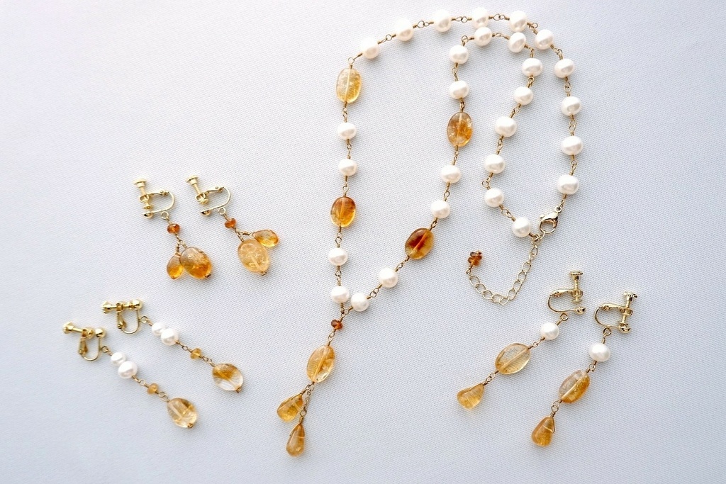 雪明かりと飴色紅茶のネックレス