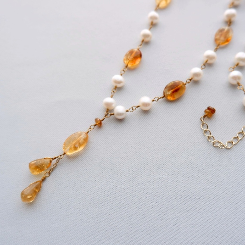 雪明かりと飴色紅茶のネックレス