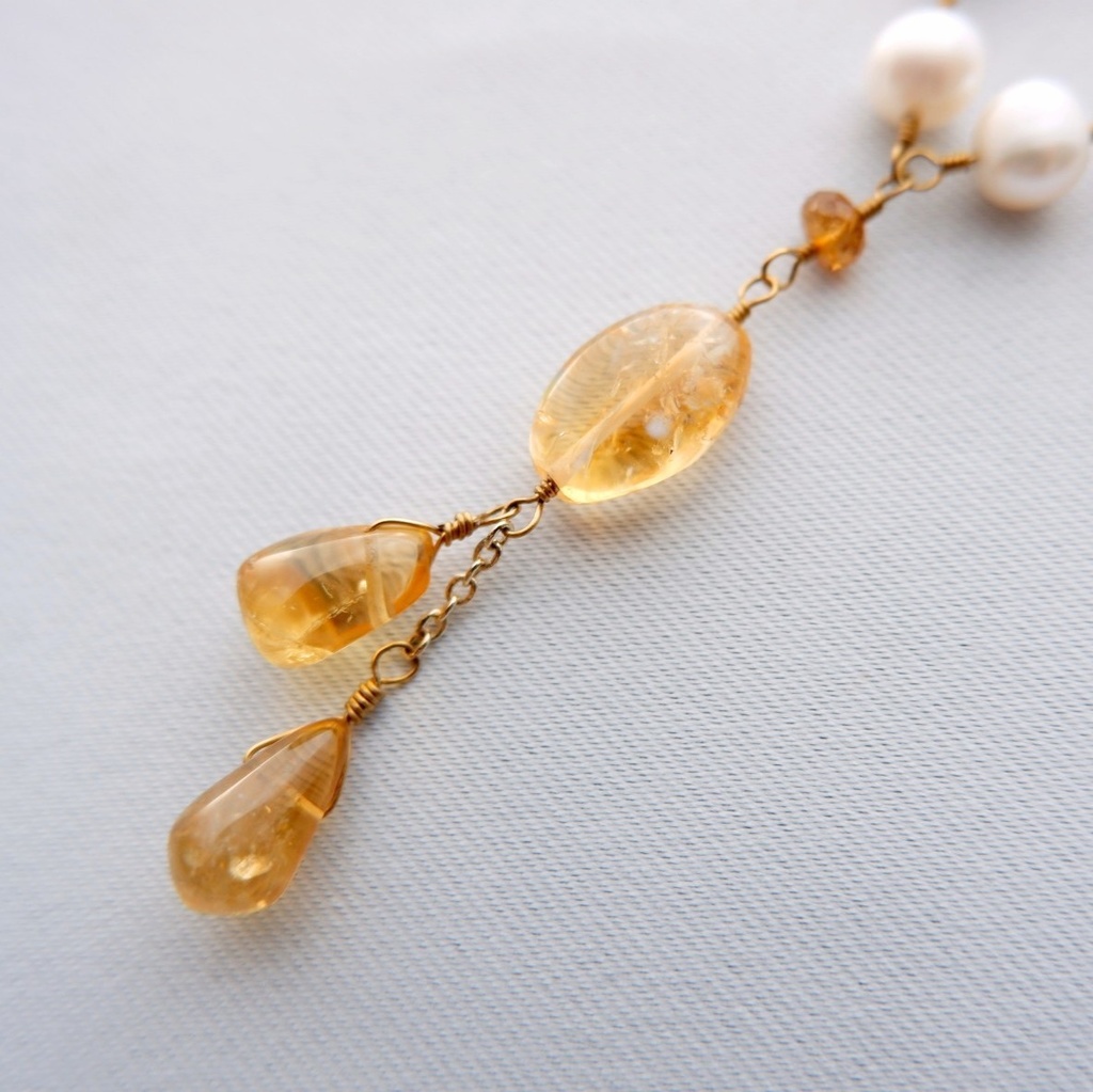 雪明かりと飴色紅茶のネックレス