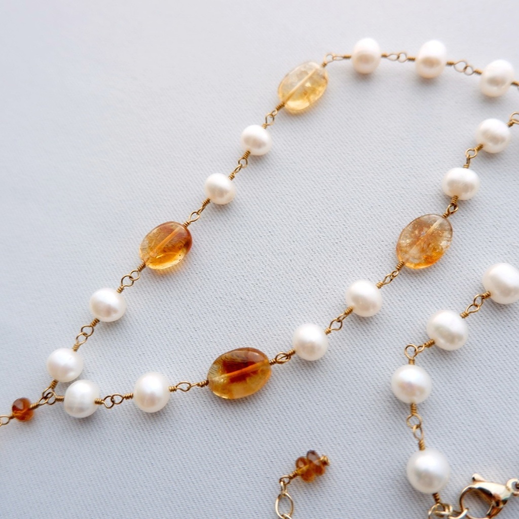 雪明かりと飴色紅茶のネックレス