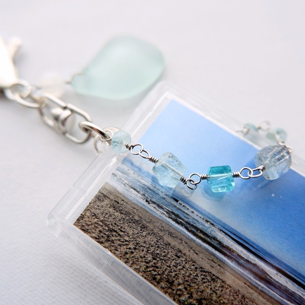 夏の遺影キーホルダー <潮鳴りと砂浜>