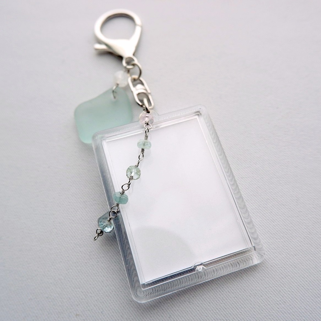 夏の遺影キーホルダー <潮鳴りと砂浜>