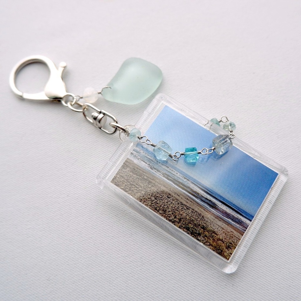 夏の遺影キーホルダー <潮鳴りと砂浜>
