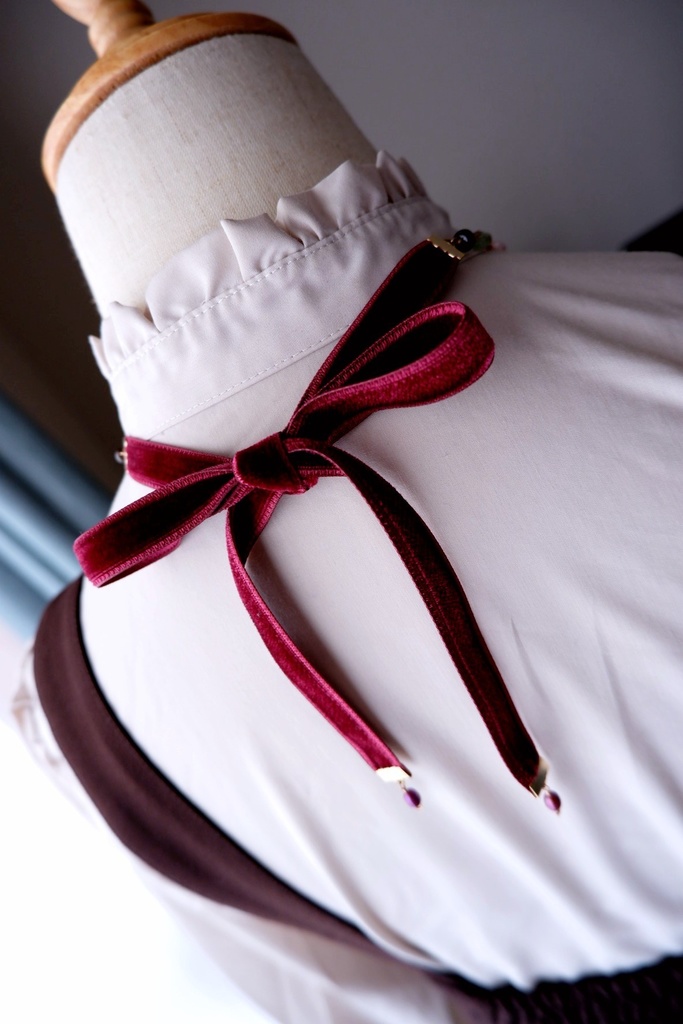 袖振る花野のチョーカーネックレス