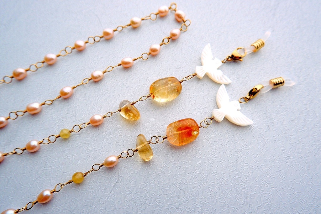 蜂蜜紅茶楽しむ窓辺のメガネチェーン