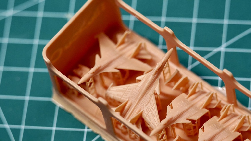 1/700 J-15 飛鮫 艦上戦闘機