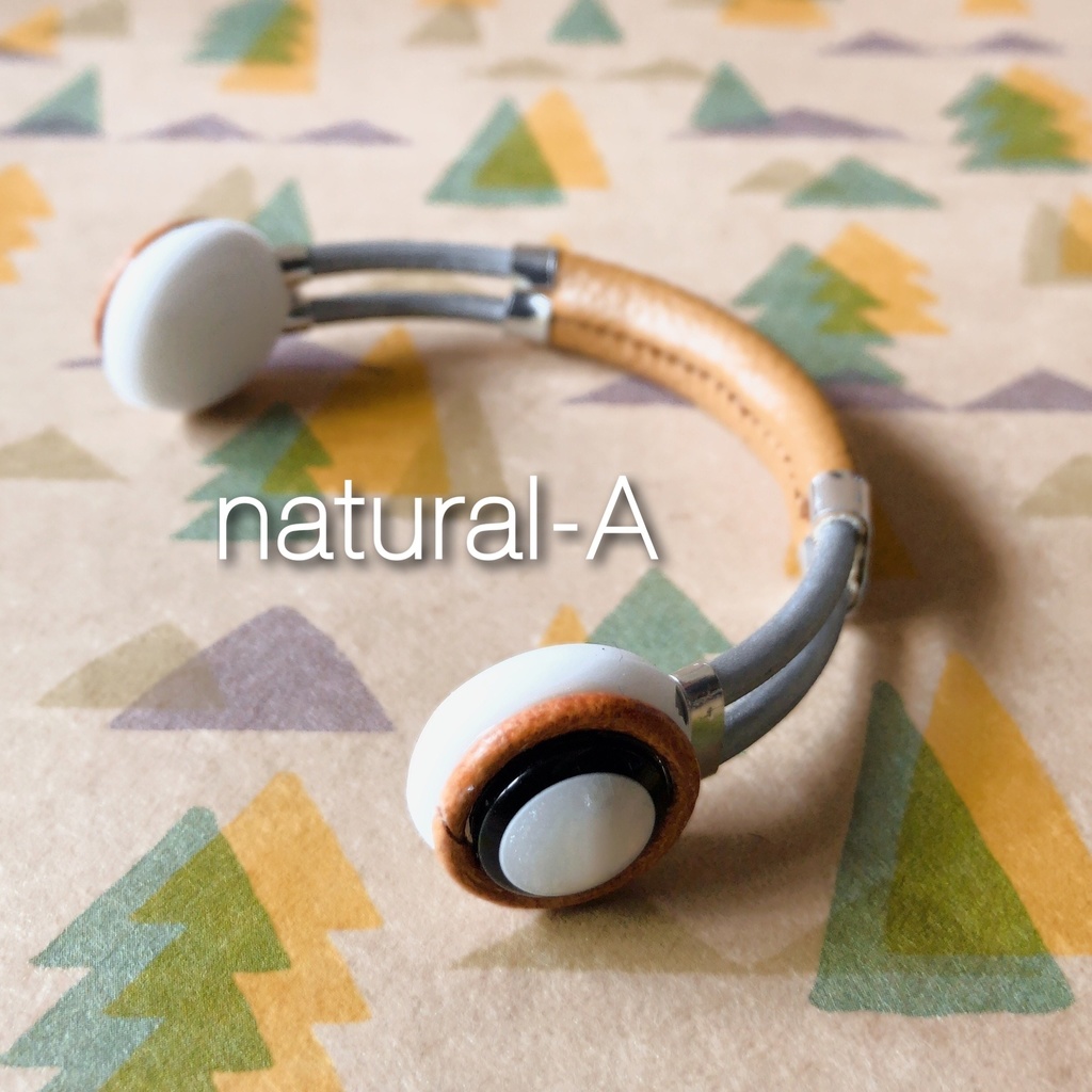 シルバーフレームのシンプルヘッドフォン