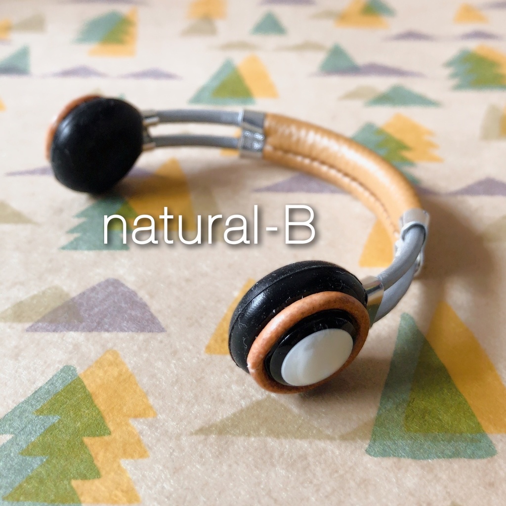 シルバーフレームのシンプルヘッドフォン