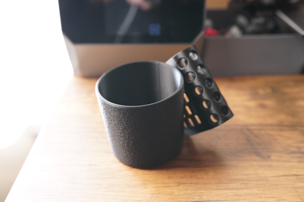 新デザイン【マット黒PETGカーボンファイバー】 Z34用 カップホルダー(助手席側)Ver.6|3Dプリント製・未処理 RHD