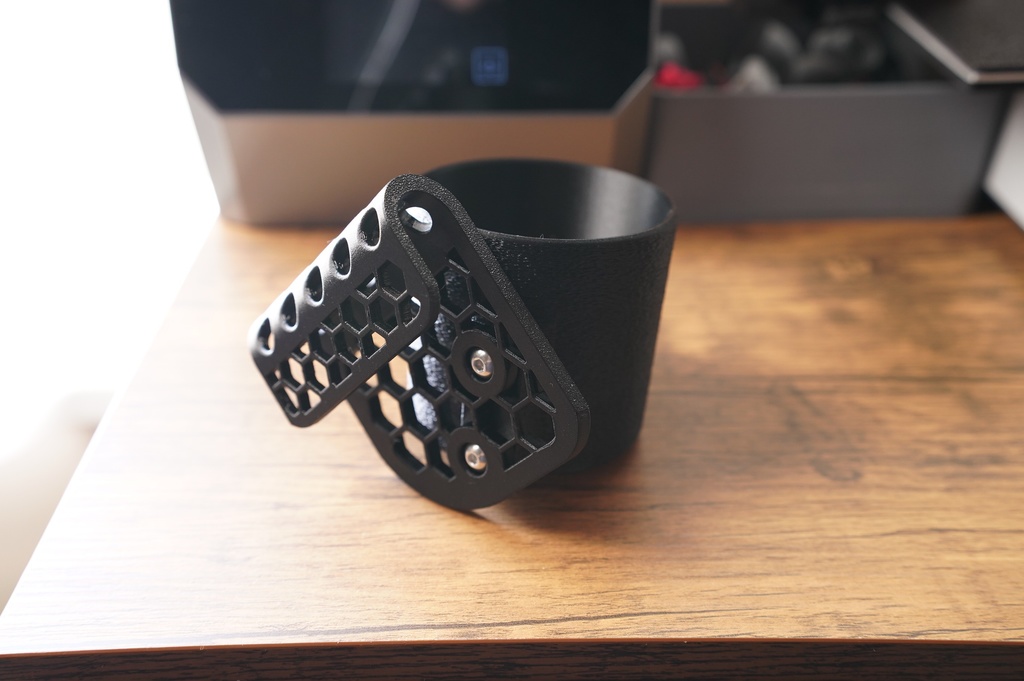 新デザイン【マット黒PETGカーボンファイバー】 Z34用 カップホルダー(助手席側)Ver.6|3Dプリント製・未処理 RHD