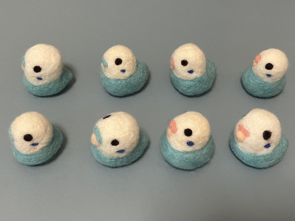 羊毛フェルトで作ったセキセイインコ 青×白