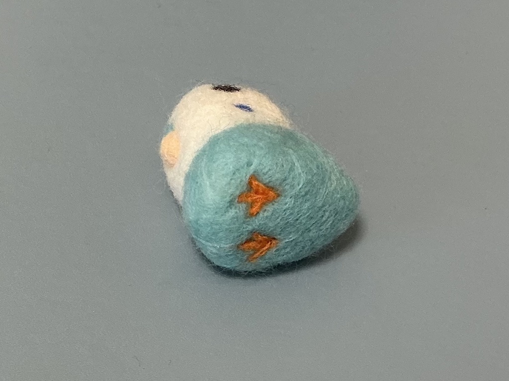 羊毛フェルトで作ったセキセイインコ 青×白