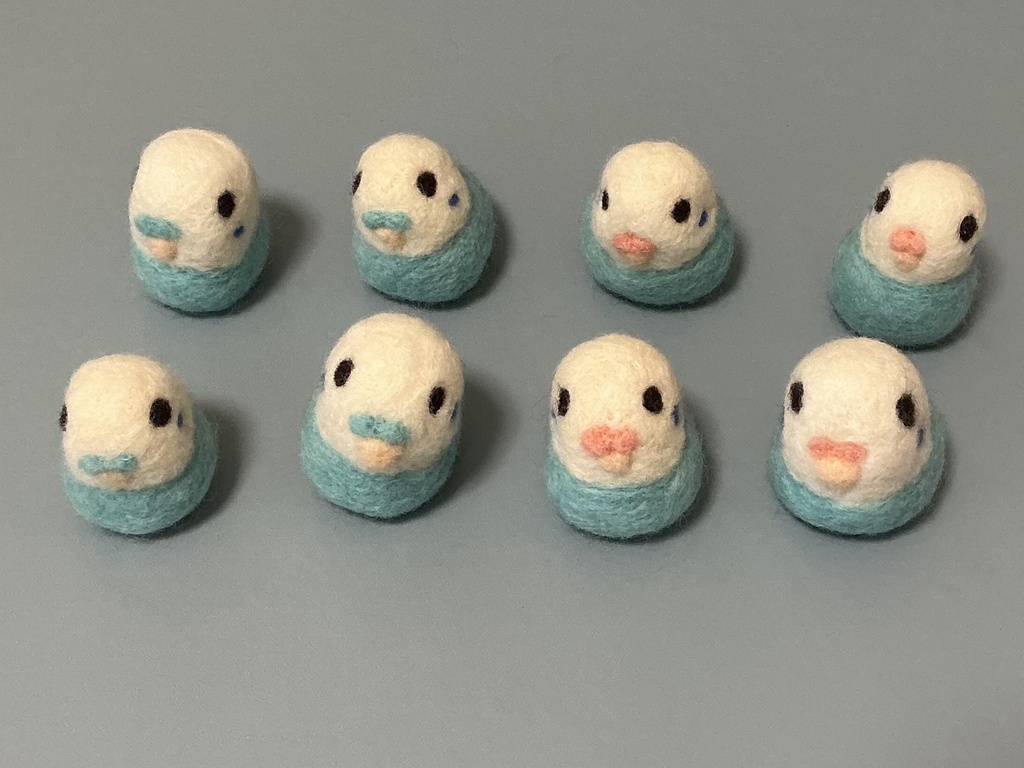 羊毛フェルトで作ったセキセイインコ　青×白