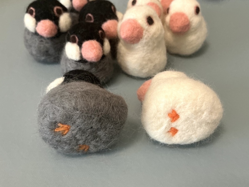 羊毛フェルトで作った文鳥