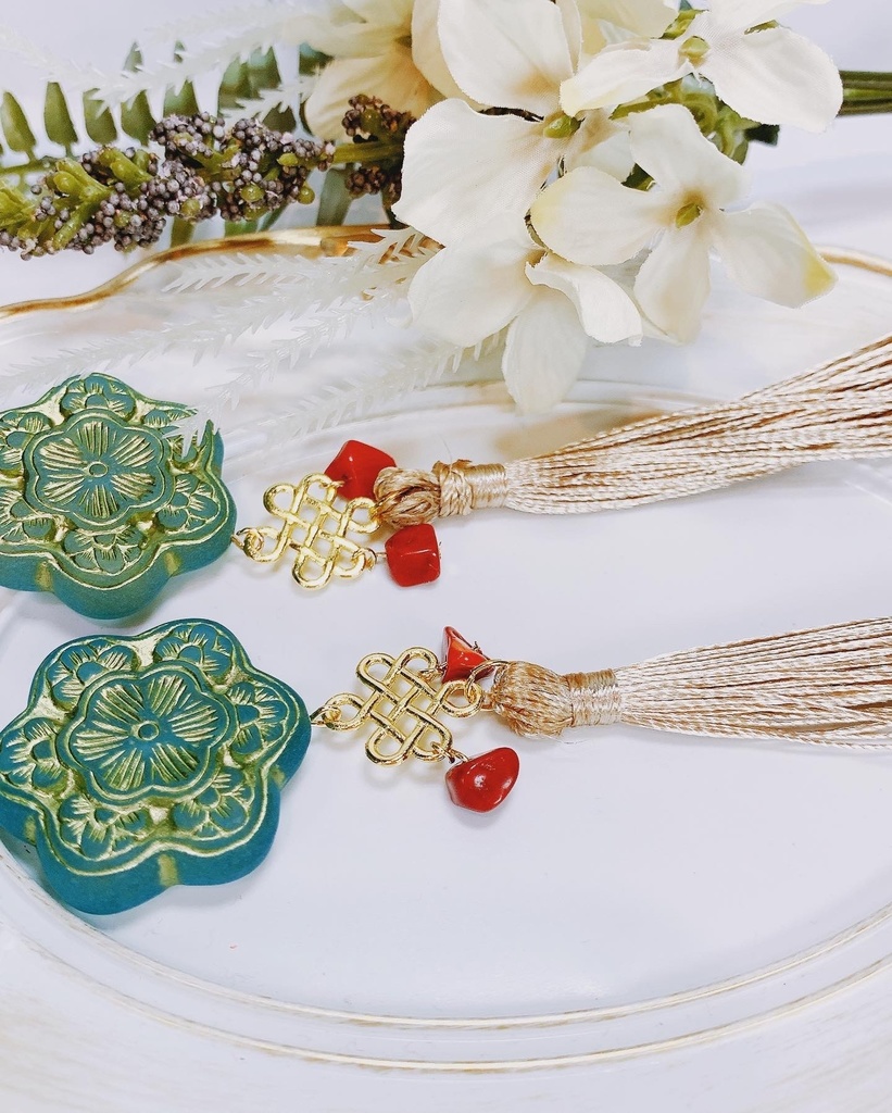 チャイナモチーフピアス　ゴールドグレーフリンジ