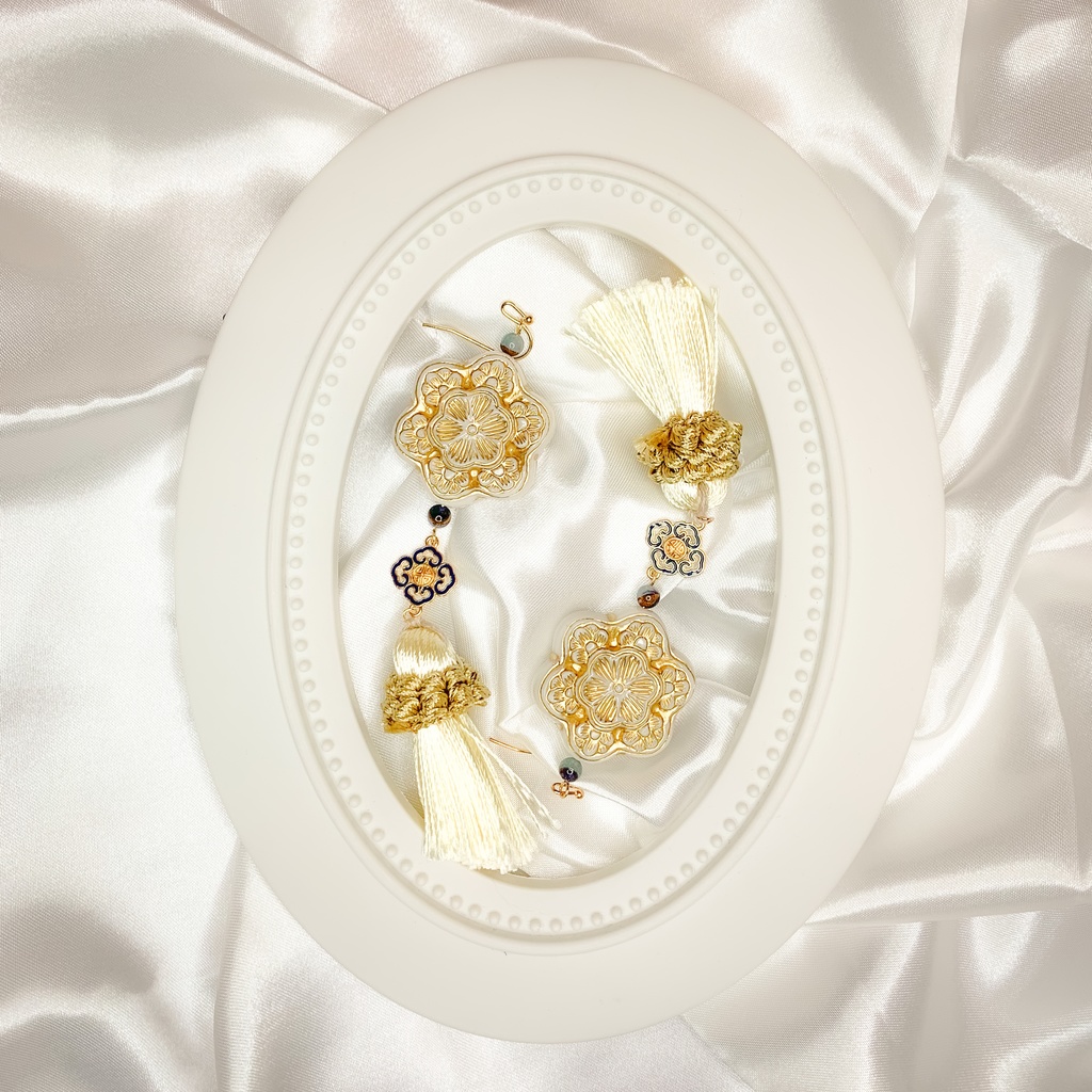 中華風タッセルピアス ホワイト