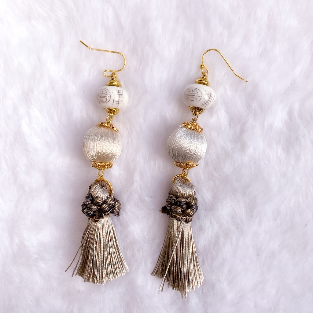 シルク糸のタッセルピアス ホワイト