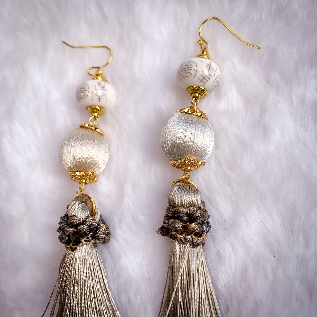 シルク糸のタッセルピアス ホワイト