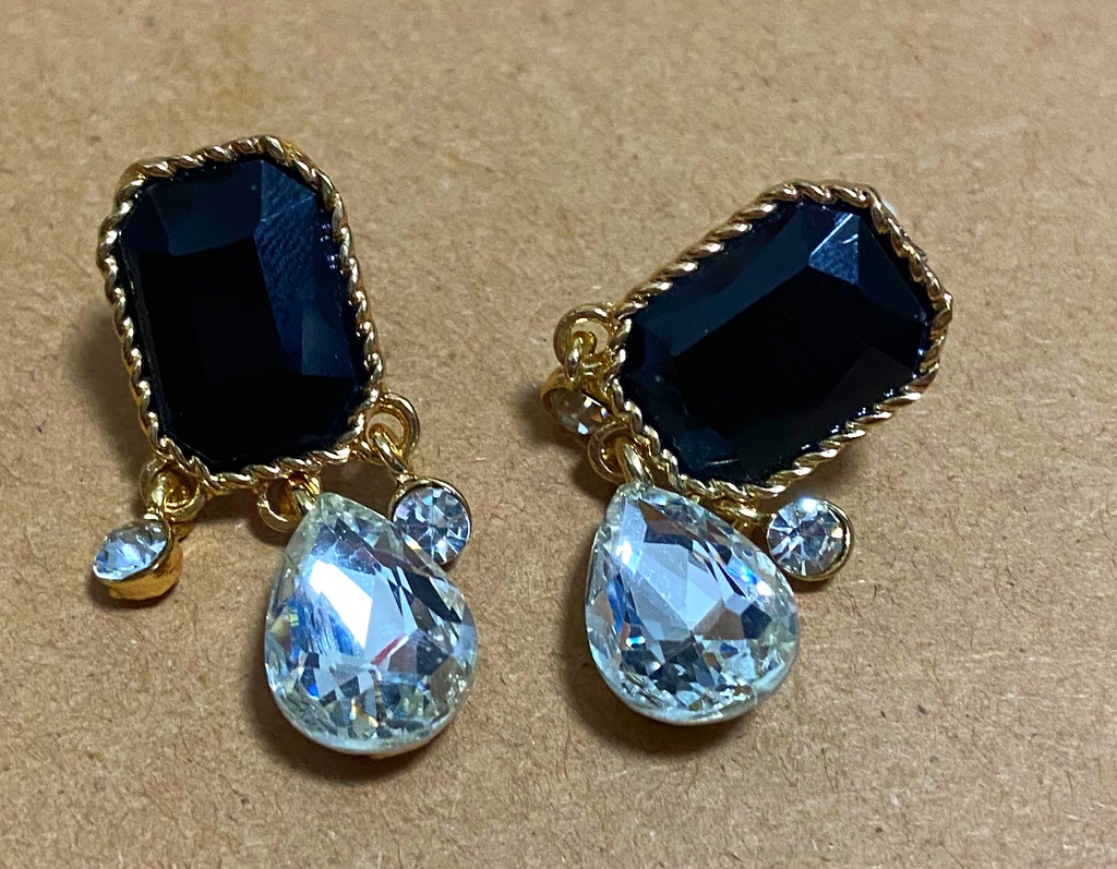 A1.クリスタル　黒　ピアス