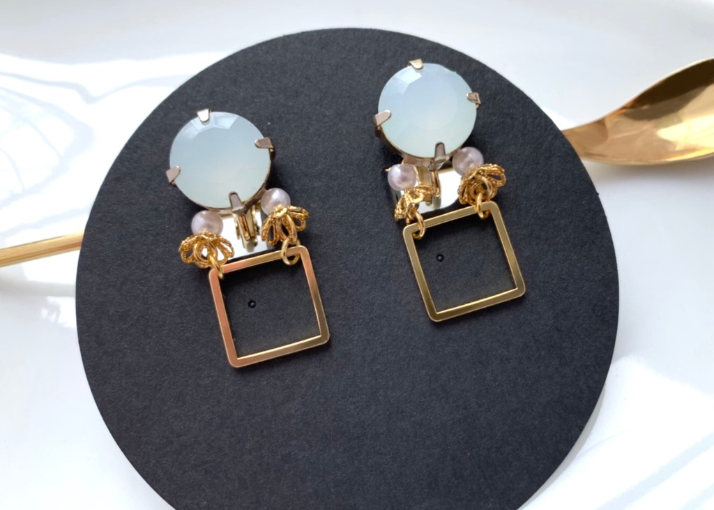 クリスタルパウダーミントとスクエアのイヤリング