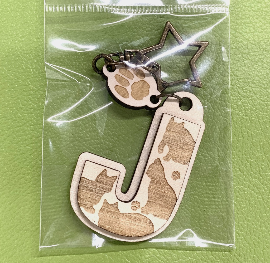 猫のウッドキーホルダー