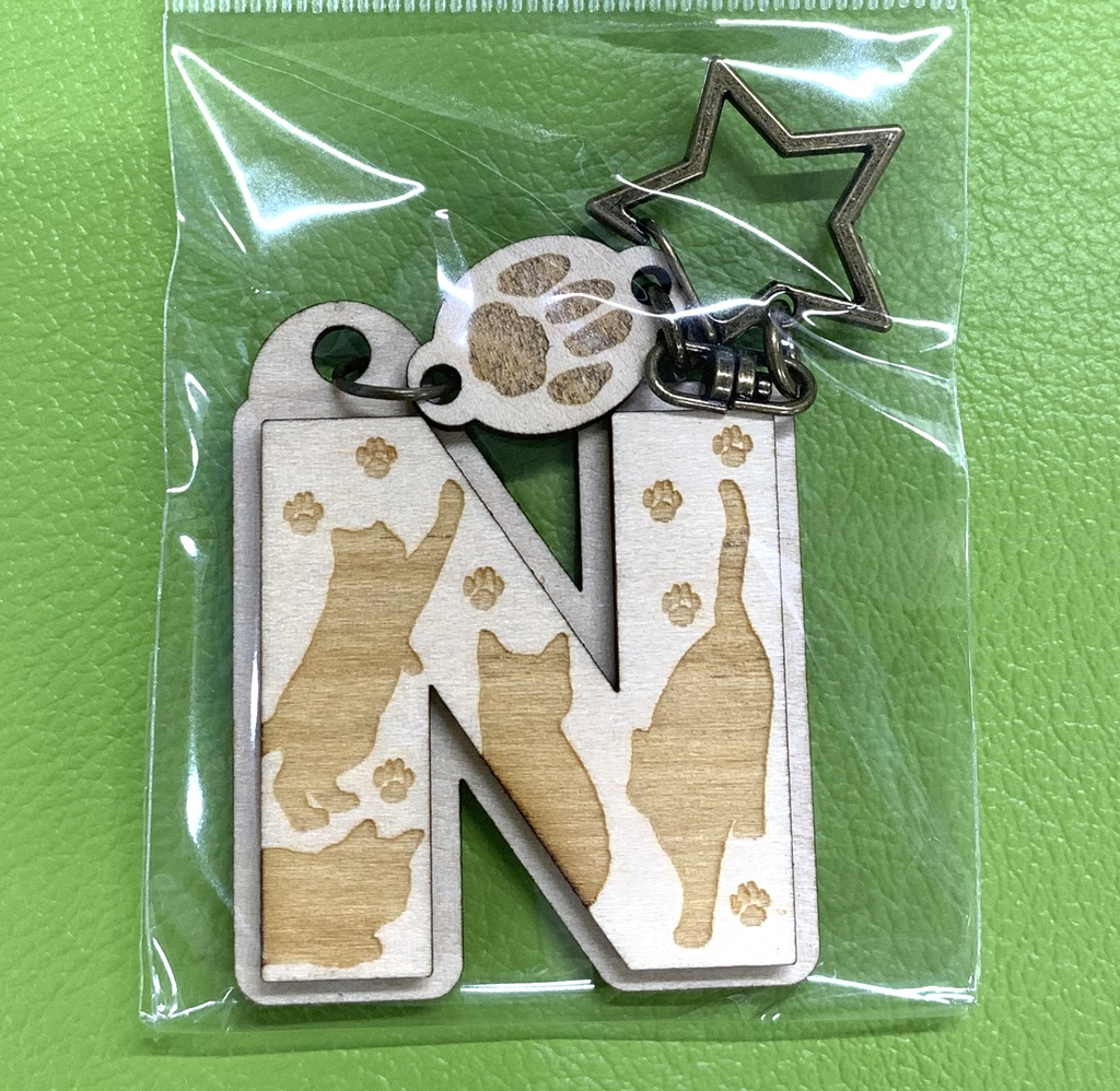 猫のウッドキーホルダー