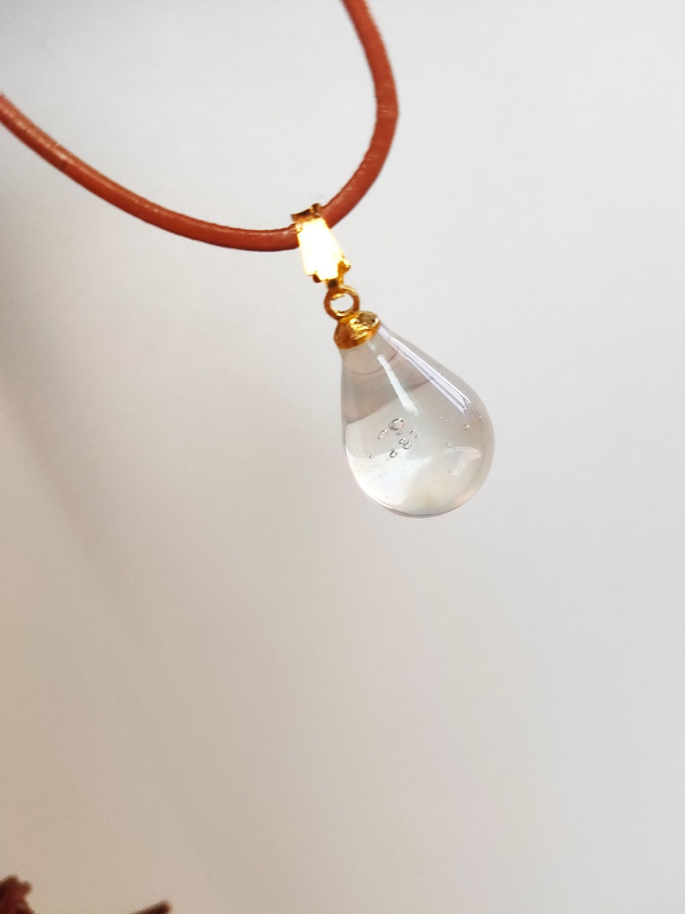 アバンのしるし風 雫型ネックレス 革紐バージョン