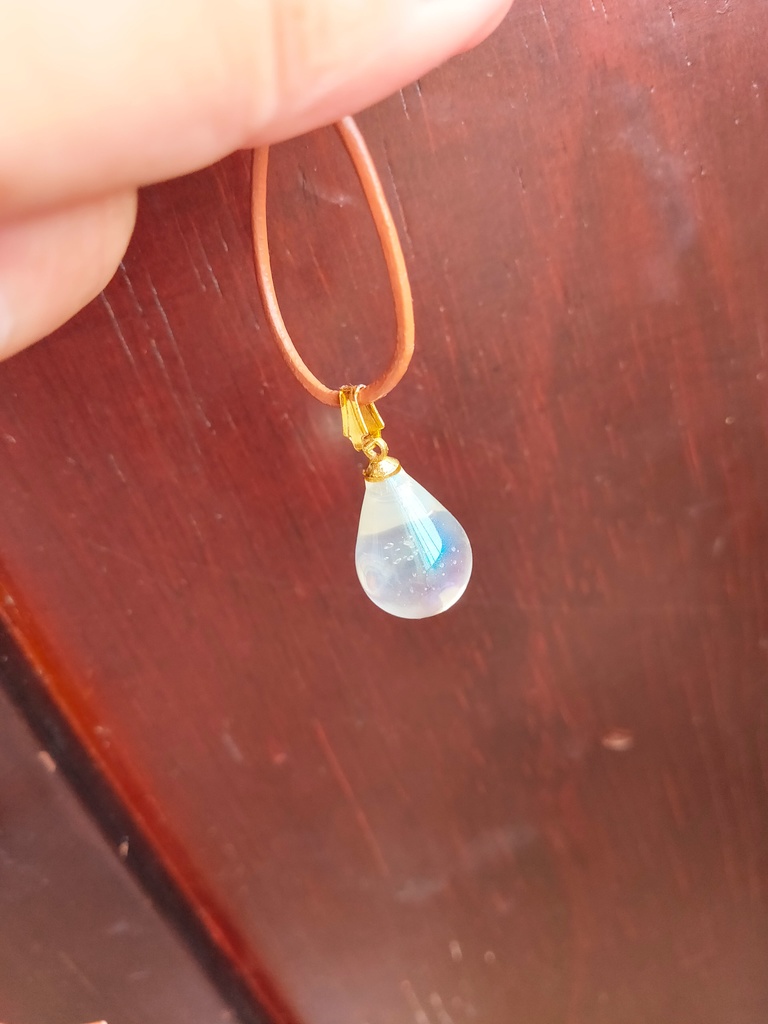 アバンのしるし風 雫型ネックレス 革紐バージョン