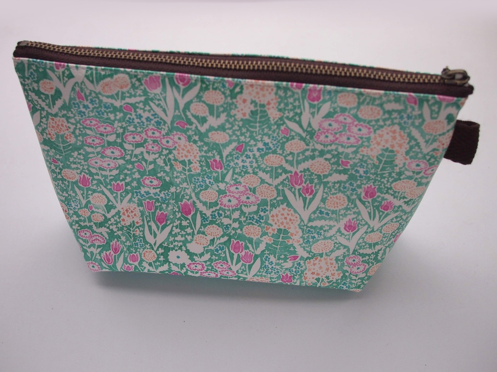 万年筆イラスト図案・三角ポーチ