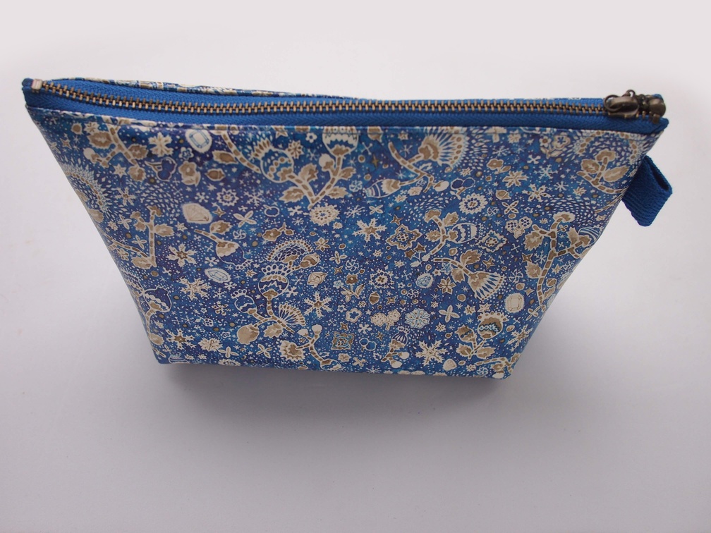 万年筆イラスト図案・三角ポーチ