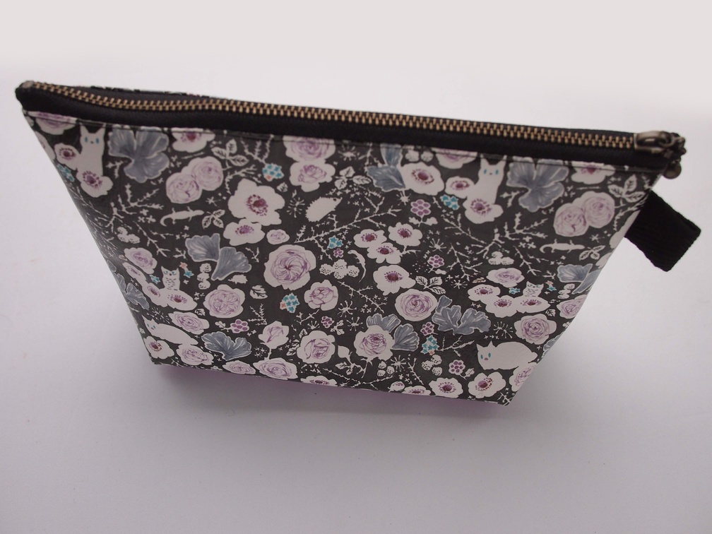 万年筆イラスト図案・三角ポーチ