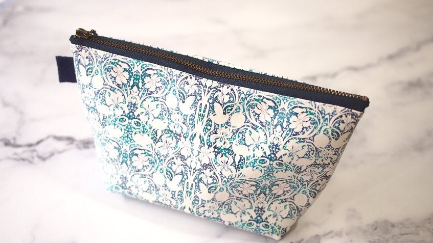 2022 AW/万年筆イラスト図案 ポーチ《白鳥とアイリス》