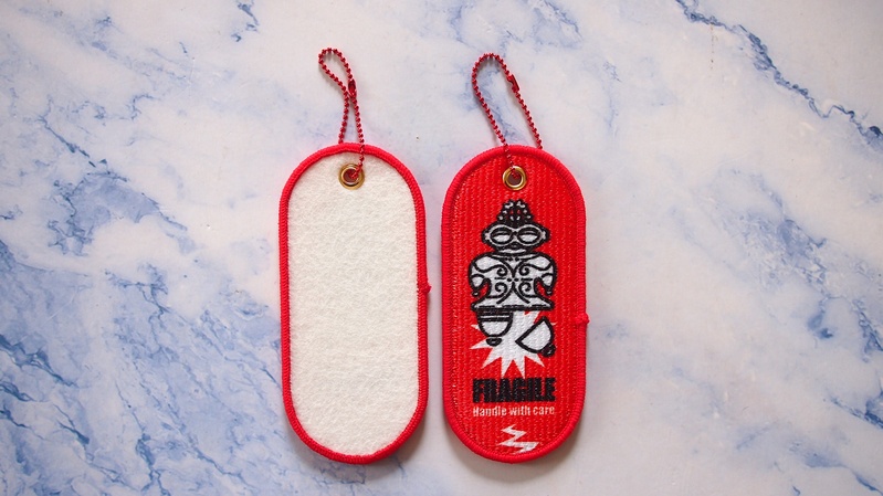 遮光器土偶柄フライトタグ風キーホルダー