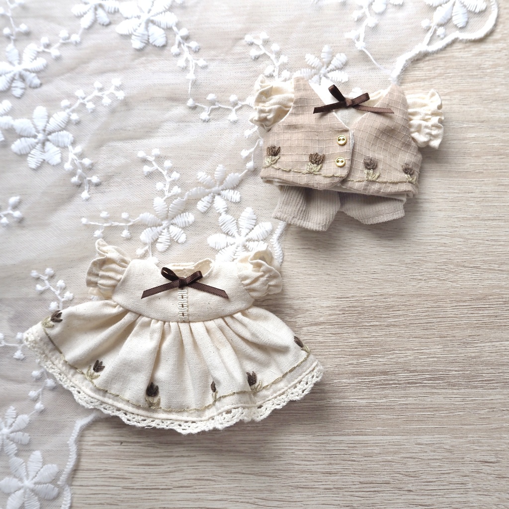 ベージュのチューリップ刺繍コーデ