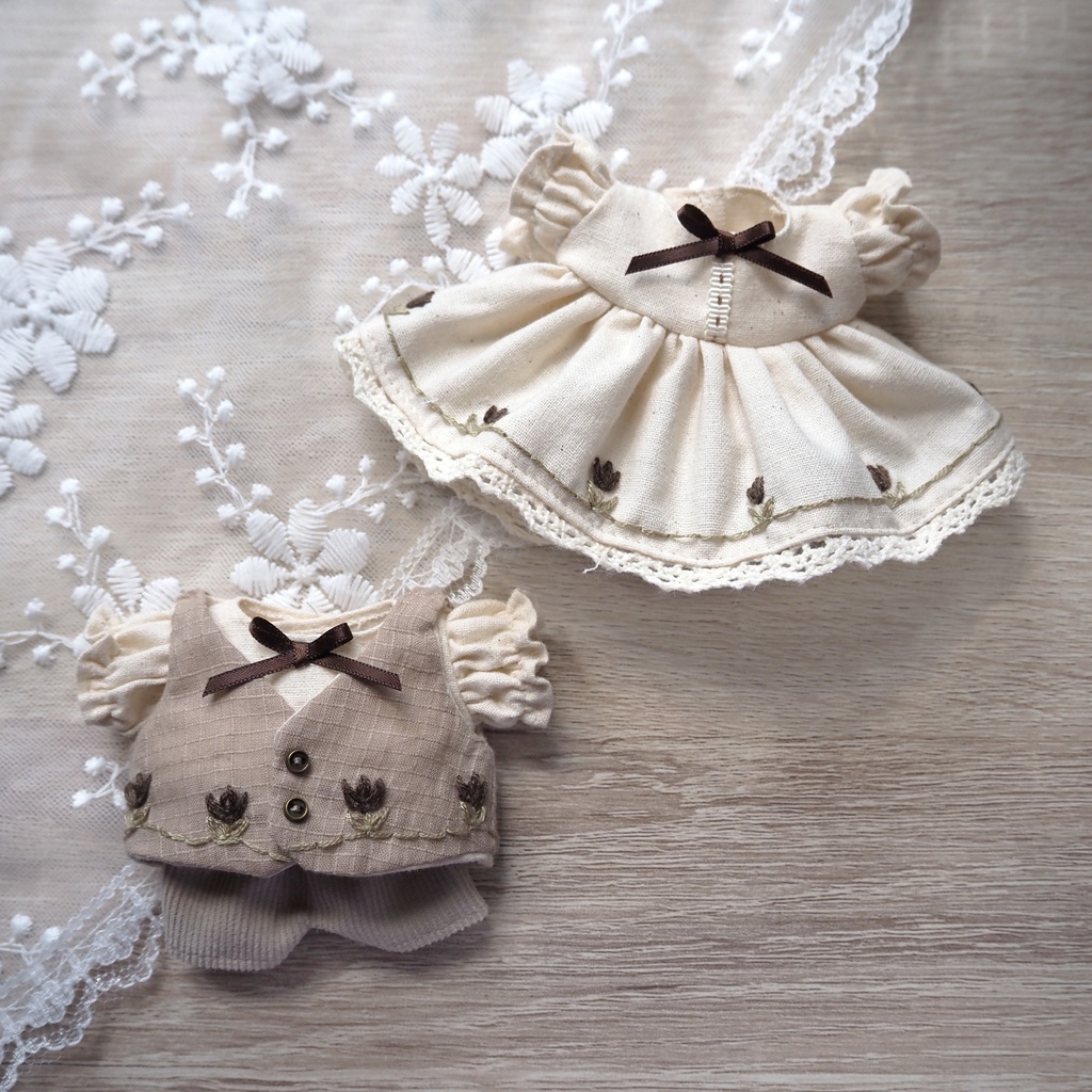 ベージュのチューリップ刺繍コーデ