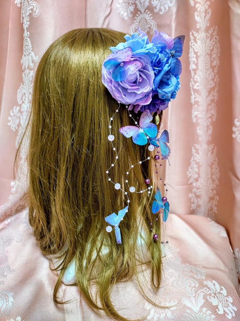幻想的な青い蝶と紫の薔薇コサージュ