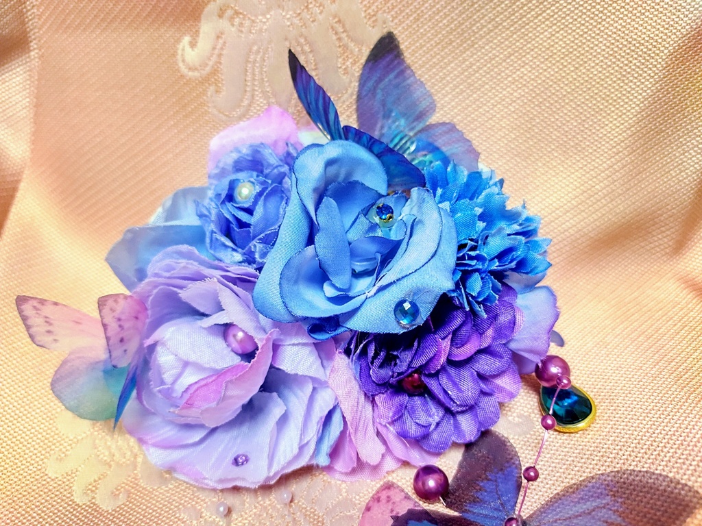 BOOTH　幻想的な青い蝶と紫の薔薇コサージュ　.｡:*+きらきらふぁくとりー.｡:*+