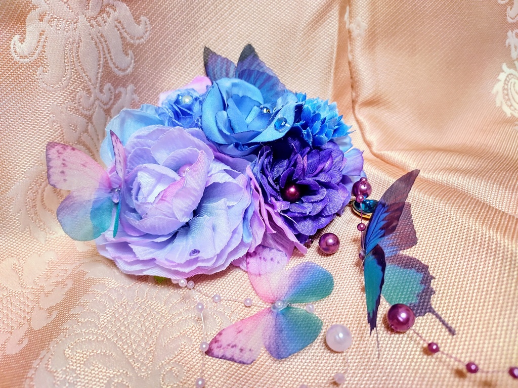 幻想的な青い蝶と紫の薔薇コサージュ