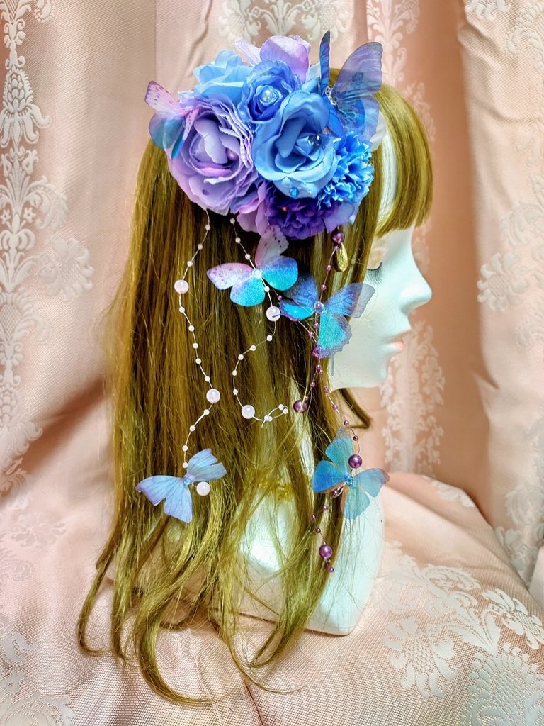 幻想的な青い蝶と紫の薔薇コサージュ
