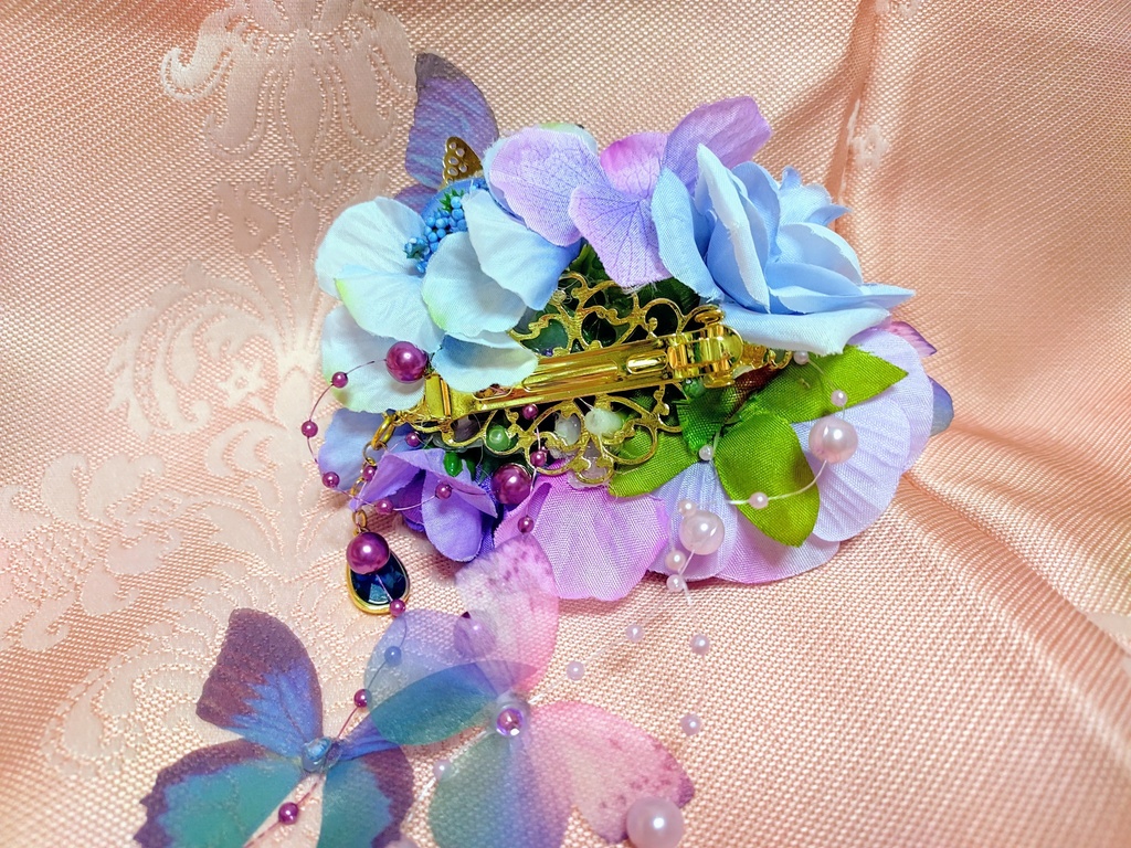 幻想的な青い蝶と紫の薔薇コサージュ