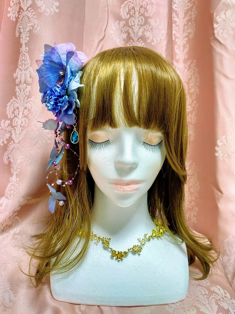 幻想的な青い蝶と紫の薔薇コサージュ