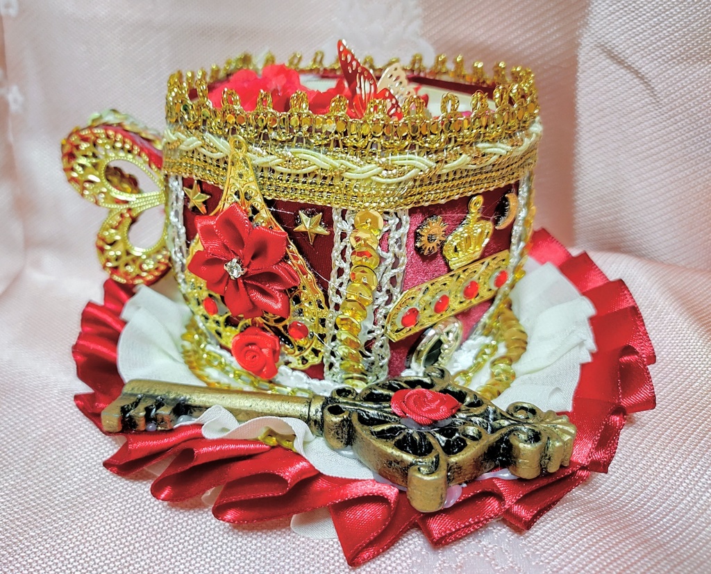 ゴールド装飾×赤薔薇のティーカップハット