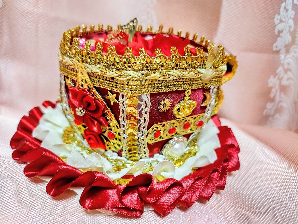 ゴールド装飾×赤薔薇のティーカップハット