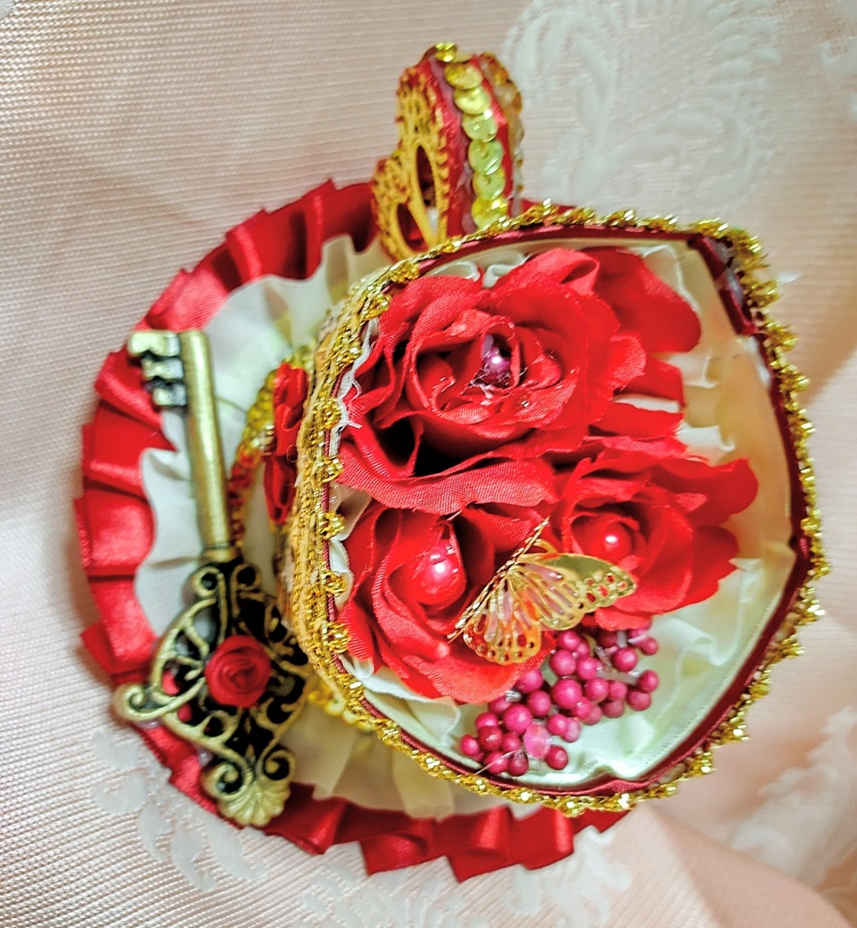 ゴールド装飾×赤薔薇のティーカップハット