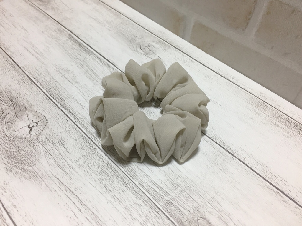 シフォンシュシュ（グレイベージュ）