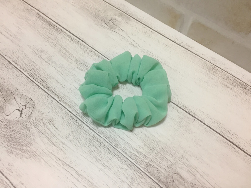 シフォンシュシュ（若草）（小さめ）