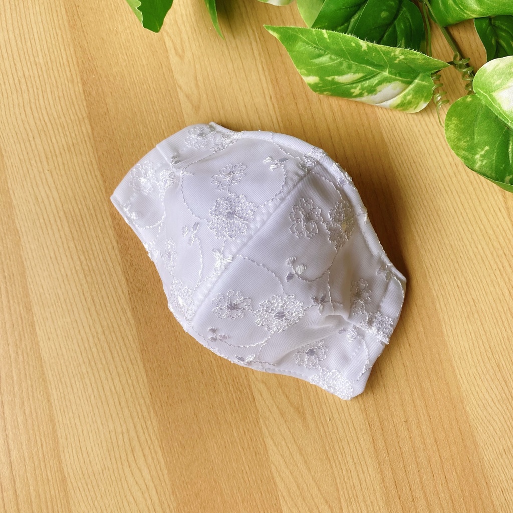 かわいいハートの花柄レースマスク。白色。保冷剤が入る3wayハンドメイド立体マスクカバー。